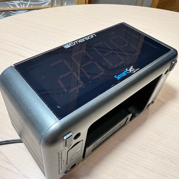 Emerson SmartSet Alarm Clock Radio with Bluetooth Speaker, USB Charging Port - Picture 5 of 16
